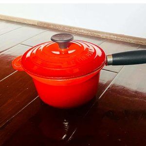 e Creuset Cerise Enamel Red 2 1/2 qt sauce pot